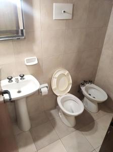 y baño con aseo y lavamanos. en QUIRUS DORMIS en Villa Carlos Paz