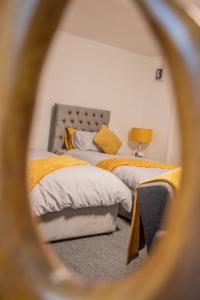 um quarto com 2 camas e um espelho em Bv Comfy Basement 2 At Manningham Bradford em Bradford