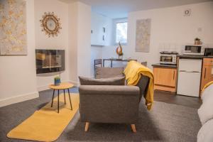uma sala de estar com um sofá e uma cozinha em Bv Comfy Basement 2 At Manningham Bradford em Bradford