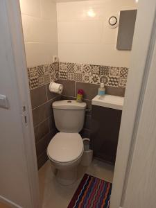 ein kleines Badezimmer mit Toilette und Waschbecken in der Unterkunft La tranquillité in Vaujours + 5 Fotos