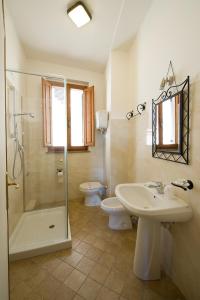 ein Bad mit einem Waschbecken, einer Dusche und einem WC in der Unterkunft Hotel Properzio in Assisi