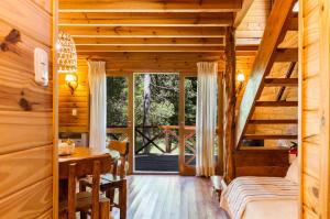 Un dormitorio con una cama y una mesa y una ventana. en BOG Torres del Bayo, en Villa La Angostura 42 fotos más