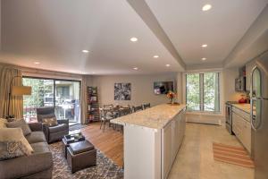 Kuchyň nebo kuchyňský kout v ubytování Breckenridge Condo with Balcony Walk to Ski Resort