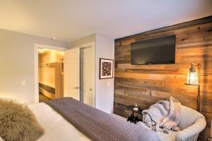 TV a/nebo společenská místnost v ubytování Breckenridge Condo with Balcony Walk to Ski Resort