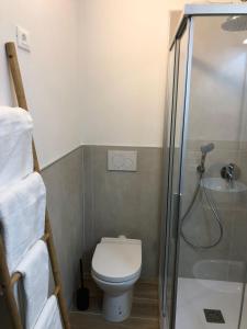 un piccolo bagno con servizi igienici e doccia di Paradise Dolomiti flat a Falcade