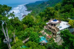 een luchtzicht op een resort met een zwembad en de oceaan bij PUNTA GABRIELA in Dominical