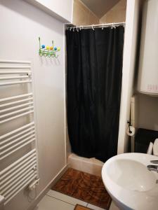 Ένα μπάνιο στο Appartement 4-6 personnes à proximité des stations et grands cols