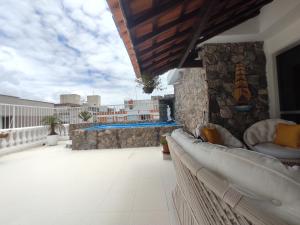 uma varanda com vista para uma piscina em Cobertura Enseada Guarujá - 250 metros da praia no Guarujá