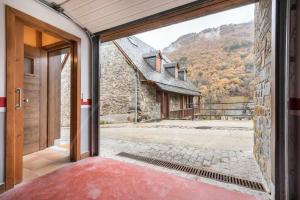 eine offene Tür zu einem Haus mit Aussicht in der Unterkunft Casa Montjòia by SeaMount Rentals in Les Bordes