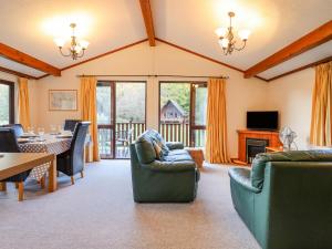 a living room with couches and a table and chairs at Dartmoor Retreat Lodge in Exeter