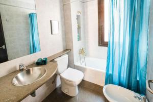 Kúpeľňa v ubytovaní Cosy Flat w/ Beautiful Views and Cute Balcony