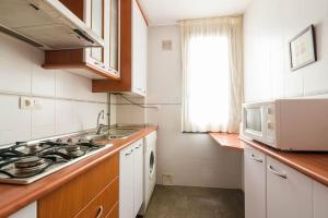 Kuchyňa alebo kuchynka v ubytovaní Cosy Flat w/ Beautiful Views and Cute Balcony