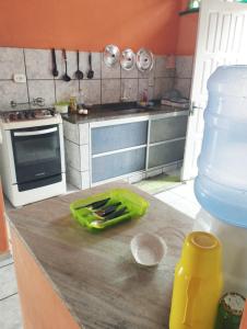 uma cozinha com uma bancada e um forno com placa de fogão em Casa frente para o mar em Nova Viçosa