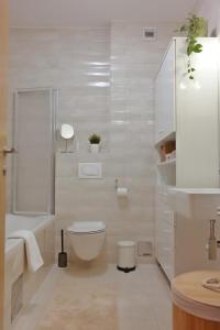 biała łazienka z toaletą i umywalką w obiekcie Apartman Čakovec w mieście Čakovec