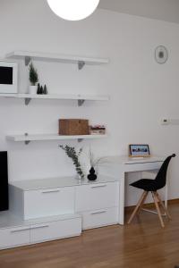 escritorio blanco con silla negra en una habitación en Apartman Čakovec, en Čakovec