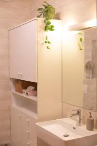 bagno con lavandino e specchio di Apartman Čakovec a Čakovec