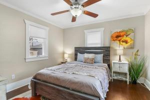 um quarto com uma cama e uma ventoinha de tecto em The Wildflower Vacation Cottage em Colorado Springs