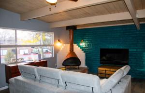 uma sala de estar com um sofá e uma lareira em The Three Keys duplex em Sedona