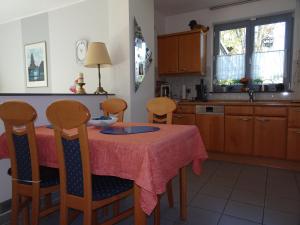 a kitchen with a table with a pink table cloth at Traumferienwohnung zwischen Köln und Düsseldorf in Leichlingen