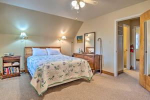een slaapkamer met een bed, een dressoir en een spiegel bij Charming and Secluded Riverside Cabin and 3 Decks in North Vernon