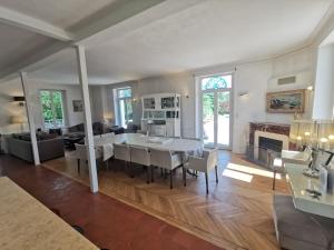 Kuchyňa alebo kuchynka v ubytovaní Grande maison familiale 12p à proximité de Blois