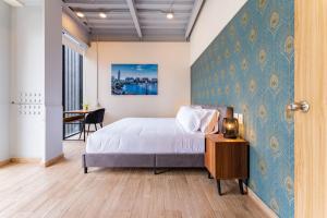 - une chambre avec un lit et un bureau dans l'établissement Signature by VH Lofts & apartments Roma Norte, à Mexico