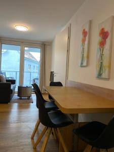 sala de estar con mesa de madera y sillas en Modern apartment with balcony near city center, en Viena