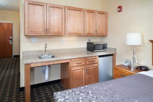 a kitchen with a sink and a microwave at Mt. Rose Hotel in Fayetteville