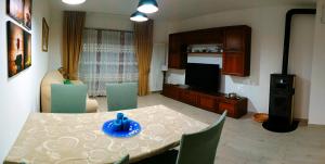 a living room with a dining table and a television at Casa Palmieri bilocale Indipendente con Giardino Privato Relax sul Monte Amiata in Castel del Piano