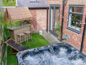a hot tub in the backyard of a house at Dawns House Cromford The Peaks in Cromford