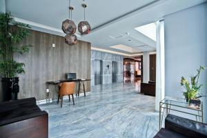 an office lobby with a desk and a table at Sandri Palace Hotel in Itajaí