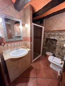 Ein Badezimmer in der Unterkunft El Molí de Pontons suites con jacuzzi spa