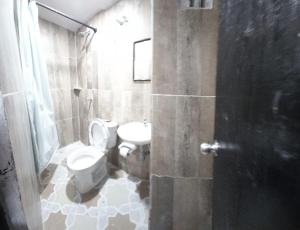 een badkamer met een toilet en een wastafel bij HOSTAL EL BALCONCITO in Cartagena