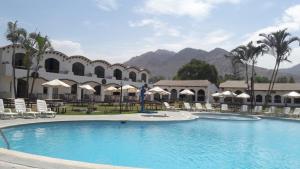 ein Resort mit einem großen Pool, Stühlen und Bergen in der Unterkunft VPX CLUB in Cieneguilla