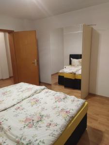 - une chambre avec 2 lits et une porte avec un miroir dans l'établissement Sankt Goar, Schöne und einladende Ferienwohnung, à Sankt Goar
