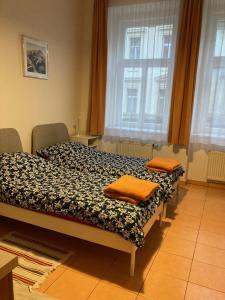 een bed in een kamer met twee kussens erop bij Aparthotel City 5 in Praag