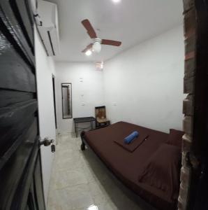 1 dormitorio con 1 cama y ventilador de techo en HOSTAL EL BALCONCITO en Cartagena de Indias