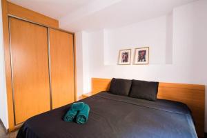 Posteľ alebo postele v izbe v ubytovaní Cosy Apartment with Great Views on Old Town