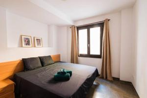 Posteľ alebo postele v izbe v ubytovaní Cosy Apartment with Great Views on Old Town