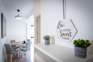 eine Küche und ein Esszimmer mit einem Home Sweet Home Schild auf der Theke in der Unterkunft MARBELLA BANUS SUITES - Marbella Centre Soriano Suite Apartment in Marbella + 59 Fotos