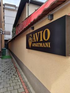 una señal en el lateral de un edificio en Avio Apartmani 2018 en Novi Pazar