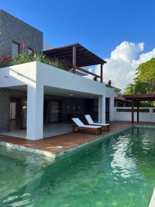 聖米格爾－杜戈斯托蘇的住宿－Casa da Lua，一座带游泳池和房子的别墅