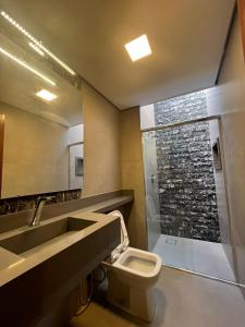 W łazience znajduje się toaleta, umywalka i prysznic. w obiekcie Casa da Lua w mieście São Miguel do Gostoso