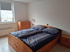 1 dormitorio con 1 cama de madera y 2 almohadas en Main zu Hause, en Eichenbühl