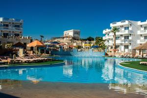 Palma Di Sharm Hollywood Resort في شرم الشيخ: مسبح كبير في منتجع فيه مباني