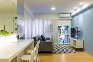 een woonkamer met een bank en een tafel bij Apartamento Lindo e Aconchegante - Av. Beira Mar in Fortaleza