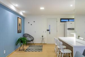 cocina y sala de estar con barra y sillas en Apartamento Lindo e Aconchegante - Av. Beira Mar, en Fortaleza