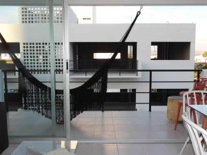 - un balcon avec un escalier dans un bâtiment dans l'établissement Papaya Condo Acapulco Diamante -Solo Adultos, à Acapulco
