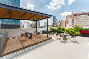 un patio con sillas y una mesa en un edificio en Signature by VH Lofts & apartments Roma Norte, en Ciudad de México