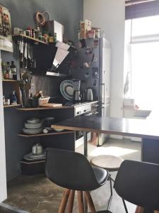 una cocina con mesa y 2 sillas. en Industrial style loft in the heart of wiesbaden, en Wiesbaden